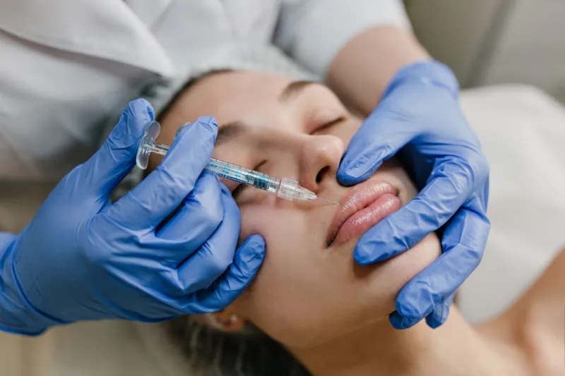 Imagem ilustrativa de Aplicação de botox e ácido hialurônico