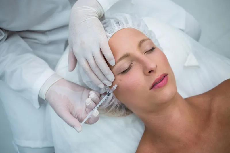 Aplicação de botox na área dos olhos